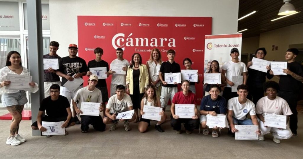 La Cámara de Comercio capacita a 22 jóvenes en socorrismo acuático para impulsar la empleabilidad local
