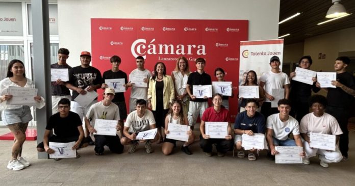 La Cámara de Comercio capacita a 22 jóvenes en socorrismo acuático para impulsar la empleabilidad local