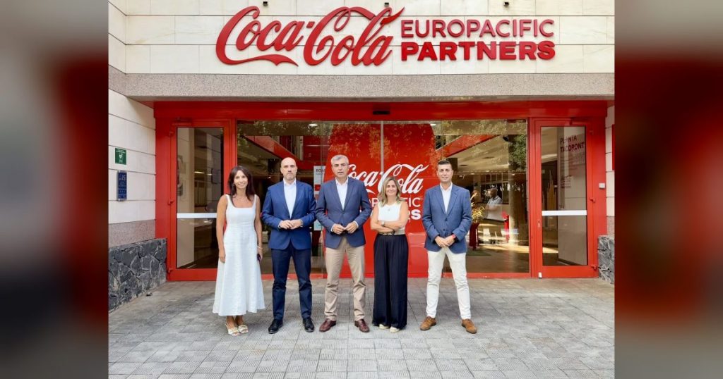Coca-Cola celebra 70 años en Canarias con una visita institucional a su planta de Tacoronte