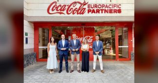 Coca-Cola celebra 70 años en Canarias con una visita institucional a su planta de Tacoronte