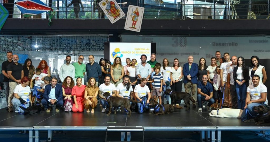 Empleo entrega siete perros de asistencia para mejorar la autonomía de personas con discapacidad