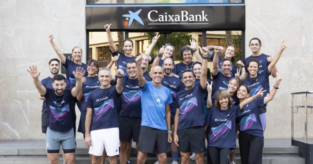 Reyes Estévez entrena en Santa Cruz de Tenerife con una veintena de atletas populares en una ‘Social Run’ organizada por CaixaBank