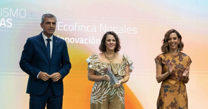 Manuel Domínguez y Jéssica de León reivindican un turismo que genere empleo, riqueza y proteja el territorio