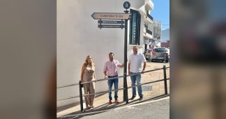 Ayuntamiento y Gobierno de Canarias renuevan la señalética de las zonas comerciales de La Cruz Santa y Toscal Longuera