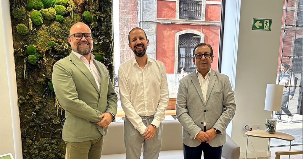 Cajasiete firma un convenio de colaboración con la Zona Comercial Abierta de La Laguna para apoyar la actividad empresarial de sus asociados