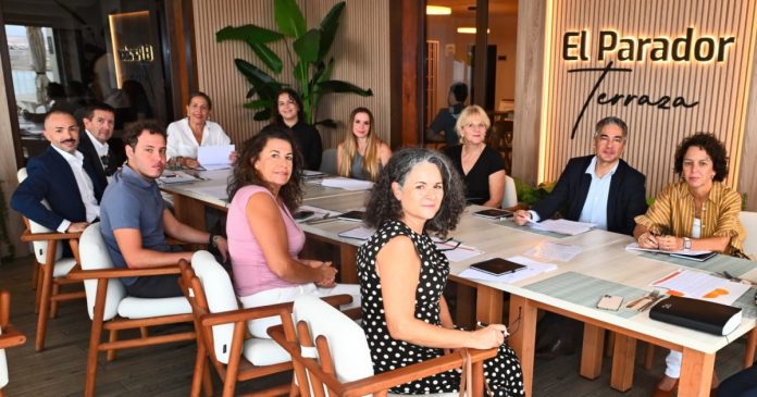 El Patronato Insular de Turismo de Fuerteventura y el sector alojativo preparan la promoción turística de 2027