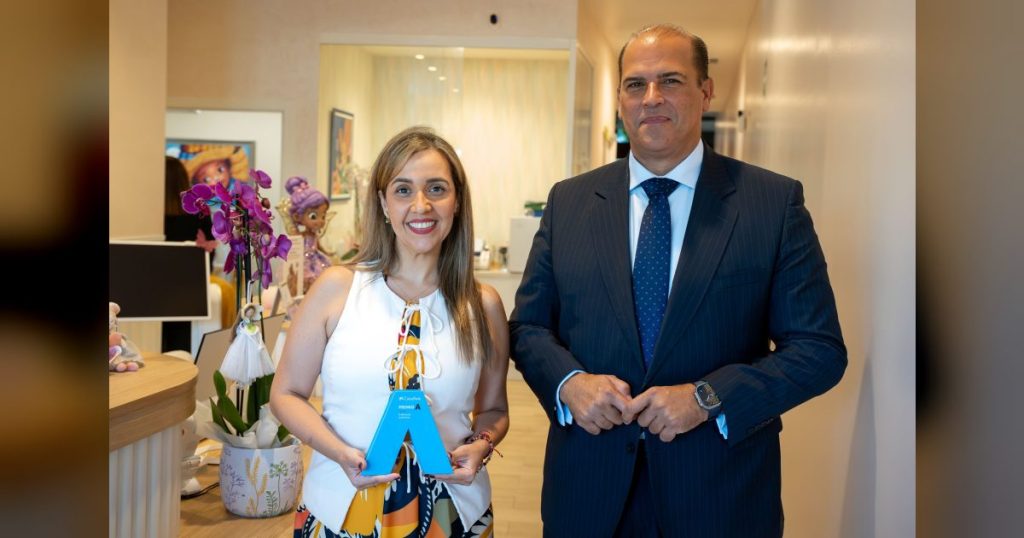 CaixaBank reconoce a la odontóloga Victoria Melián Artiles con el ‘Premio A Profesional Autónoma’ en Canarias