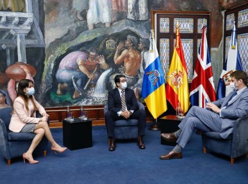 Pedro Martín analiza con el embajador de Reino Unido las perspectivas de turismo para 2022