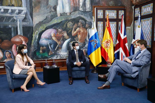 Pedro Martín analiza con el embajador de Reino Unido las perspectivas de turismo para 2022