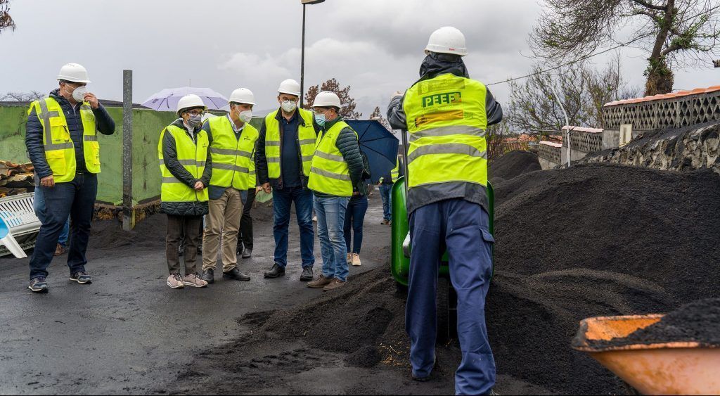 Torres asiste a los trabajos de las cuadrillas contratadas con el Plan de Empleo Extraordinario de La Palma