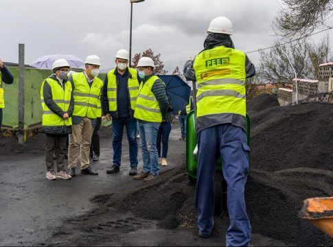 Torres asiste a los trabajos de las cuadrillas contratadas con el Plan de Empleo Extraordinario de La Palma