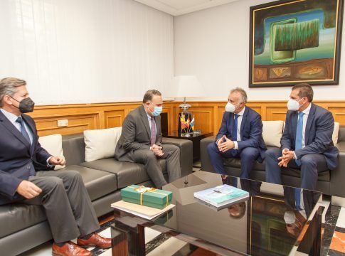 El presidente de Canarias recibe al embajador de Colombia en España