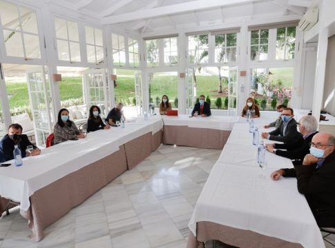 El Comité de Enlace Cepsa-Santa Cruz aborda los avances de la compañía relacionados con la transición energética