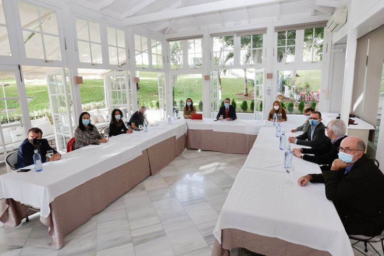 El Comité de Enlace Cepsa-Santa Cruz aborda los avances de la compañía relacionados con la transición energética