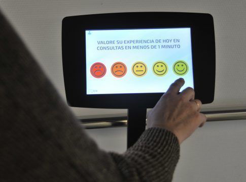 El Hospital Dr. Negrín actualiza su sistema de realización de encuestas utilizando dispositivos táctiles y SMS