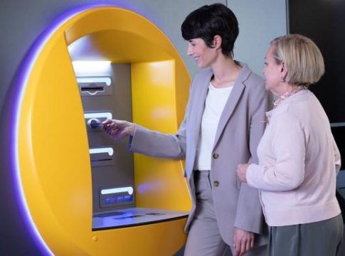 CaixaBank presenta su compromiso de atención personalizada a las personas mayores, el más completo del sector financiero en España