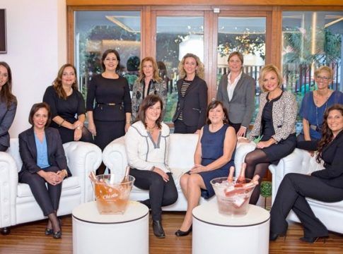 Las mujeres representan el 57% de las plantillas del sector turístico y dirigen el 51% de los departamentos