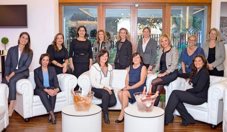 Las mujeres representan el 57% de las plantillas del sector turístico y dirigen el 51% de los departamentos