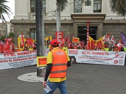 CCOO y UGT se movilizan en la sede de Correos en defensa del servicio postal público y contra el desmantelamiento de la empresa