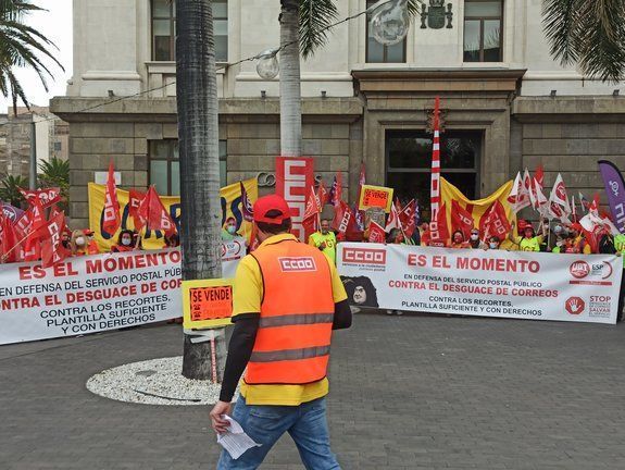 CCOO y UGT se movilizan en la sede de Correos en defensa del servicio postal público y contra el desmantelamiento de la empresa