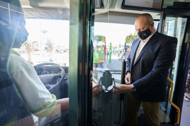 Titsa incorpora el pago con tarjeta bancaria en 33 líneas