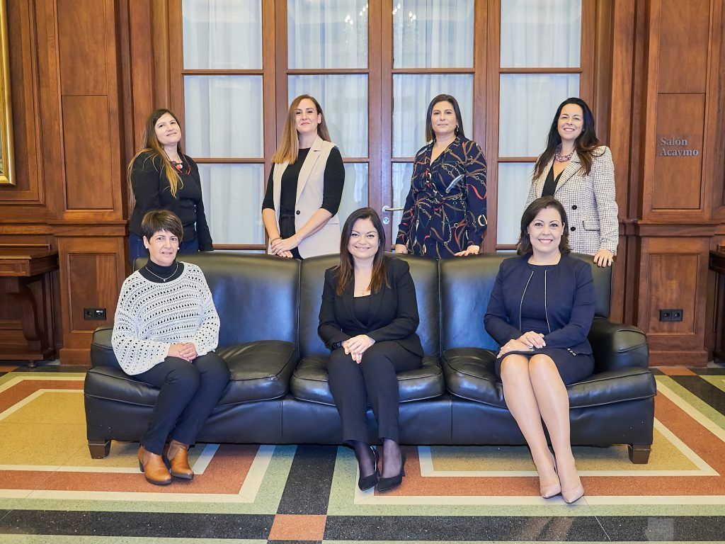 Las mujeres representan el 57% de las plantillas del sector alojativo asociado y dirigen el 51% de los departamentos