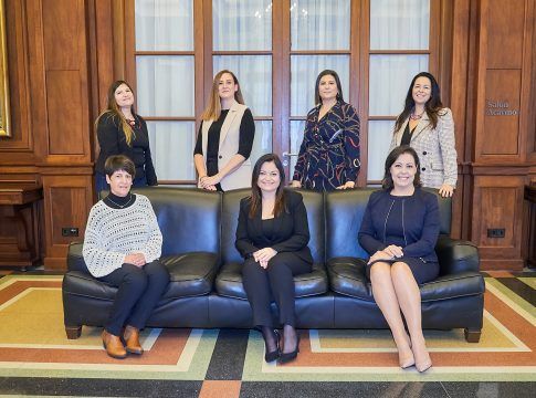 Las mujeres representan el 57% de las plantillas del sector alojativo asociado y dirigen el 51% de los departamentos