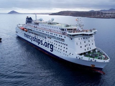El puerto de Granadilla acoge al mayor buque hospital civil del mundo