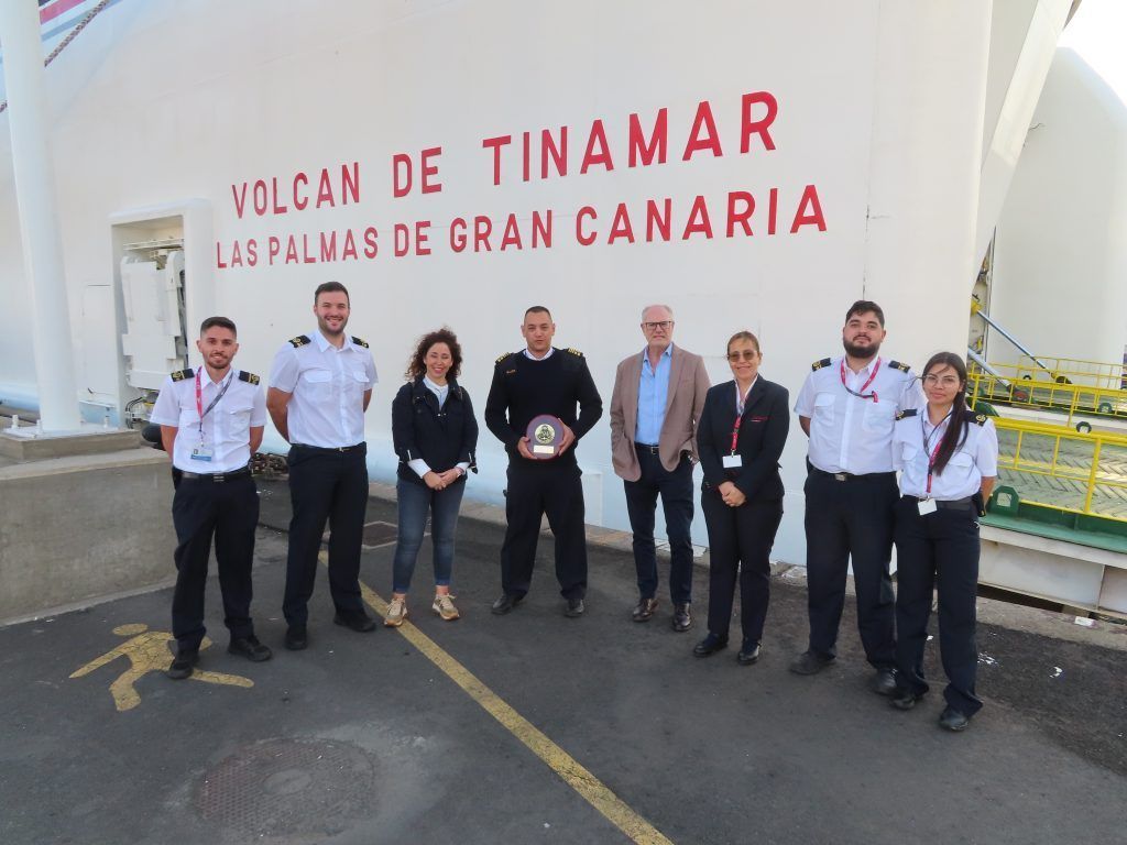 Salvamento Marítimo reconoce la labor del ferry Volcán de Tinamar en el rescate de una patera