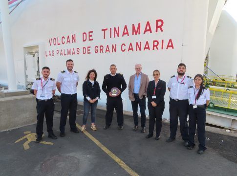 Salvamento Marítimo reconoce la labor del ferry Volcán de Tinamar en el rescate de una patera