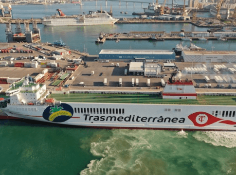 Naviera Armas Trasmediterránea refuerza su compromiso con el sector platanero