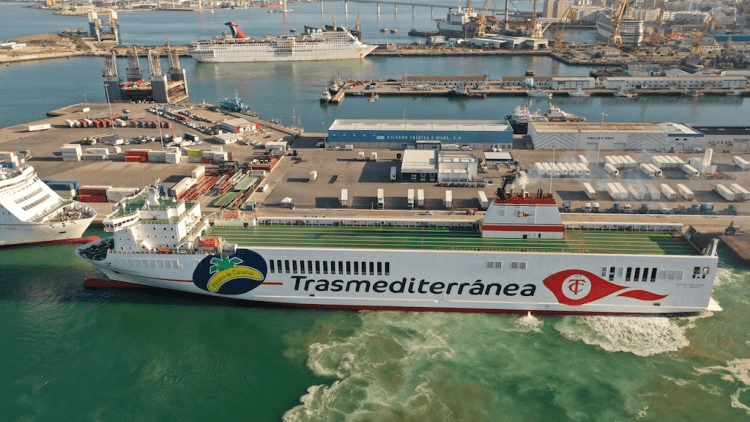 Naviera Armas Trasmediterránea refuerza su compromiso con el sector platanero