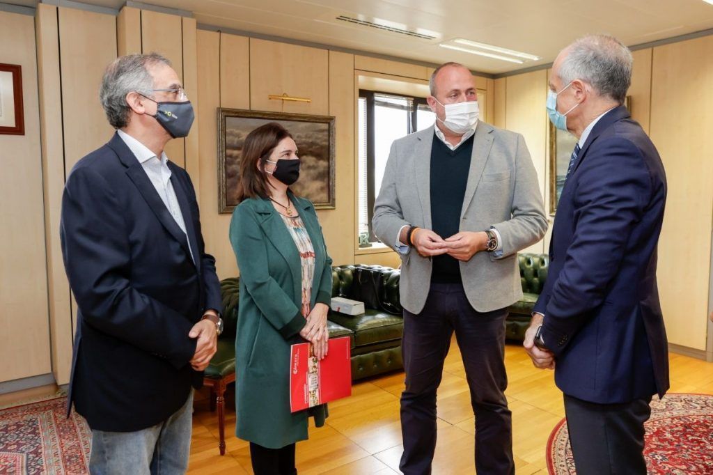 Cámara y Titsa renuevan por quinto año el acuerdo para financiar el transporte a alumnos PICE