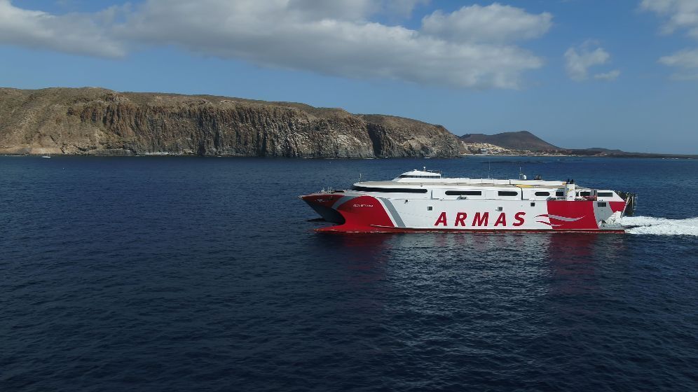 Naviera Armas Trasmediterránea programa viajes extraordinarios entre Tenerife y El Hierro para Semana Santa
