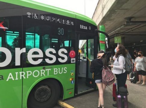 Un total de 2.565 paradas de Titsa disponen de códigos QR con información del servicio