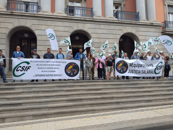 CSIF Canarias y JUSAPOL se concentran ante las puertas de las Subdelegaciones del Gobierno en Canarias