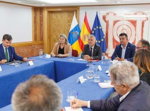 Torres preside una reunión entre ganaderos, industriales y supermercados para afrontar el aumento de precios