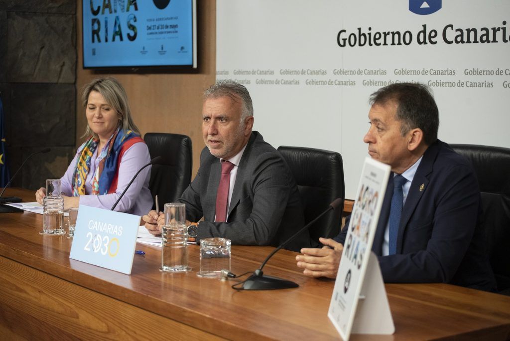 Torres invita a los canarios a consumir productos locales durante la presentación de la feria Agrocanarias