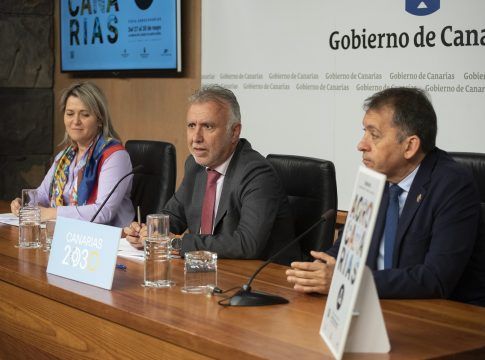 Torres invita a los canarios a consumir productos locales durante la presentación de la feria Agrocanarias