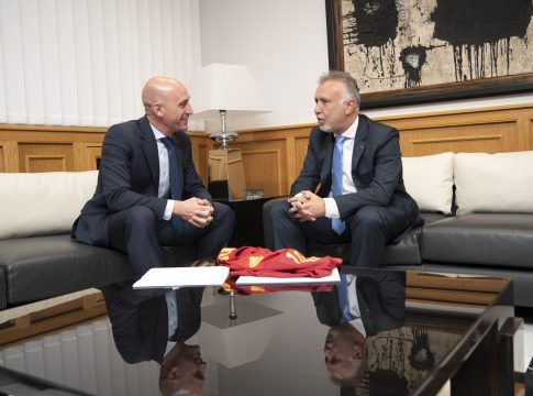 Torres traslada a Rubiales la predisposición de Canarias para el Mundial de Fútbol de 2030