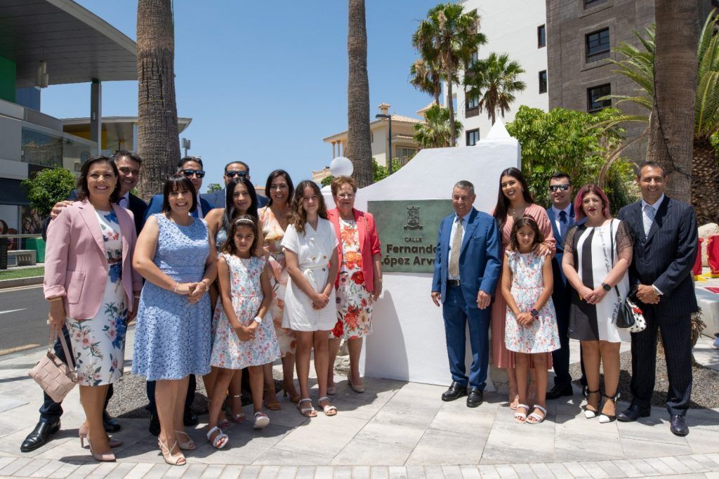 La calle Fernando López, en Adeje, simboliza el<br>progreso del empresario con el municipio