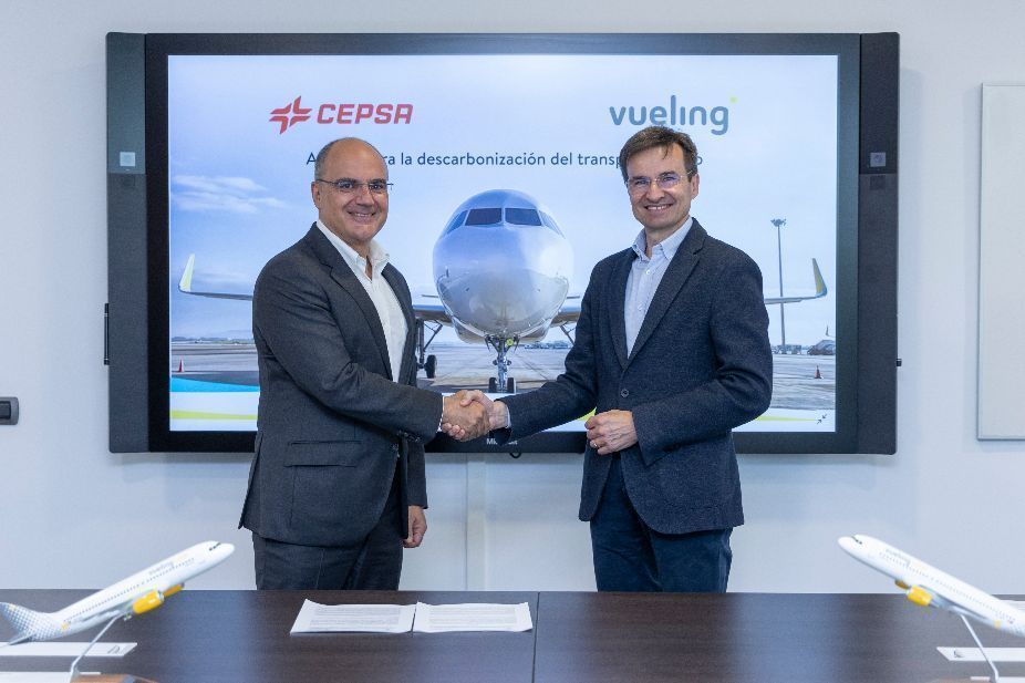 Cepsa y Vueling se alían para acelerar la descarbonización del transporte aéreo