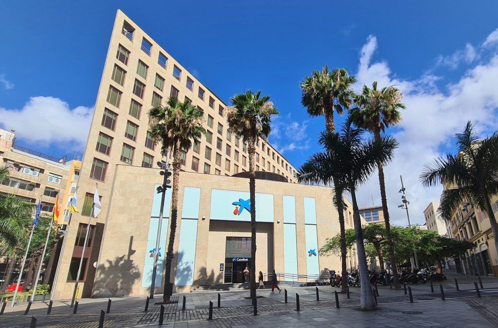 El edificio que alberga la sede central de CaixaBank en Santa Cruz de Tenerife cumple 35 años