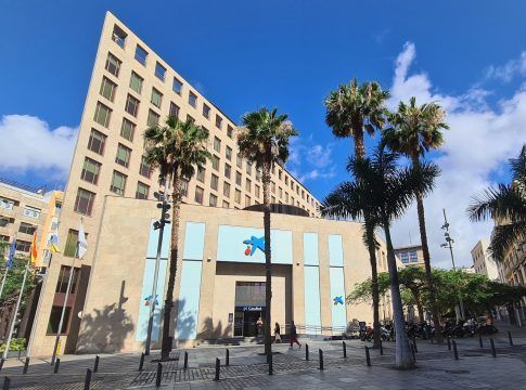 El edificio que alberga la sede central de CaixaBank en Santa Cruz de Tenerife cumple 35 años