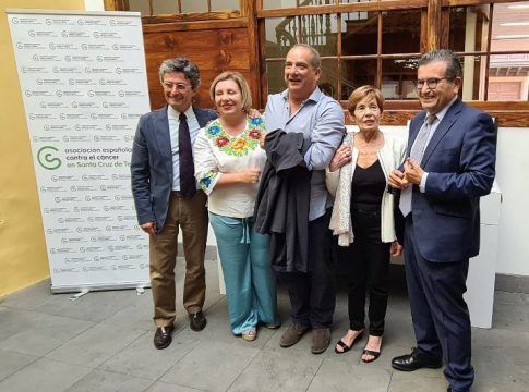 Reconocidos artistas canarios donan sus obras como apoyo a los enfermos de cáncer en Ucrania