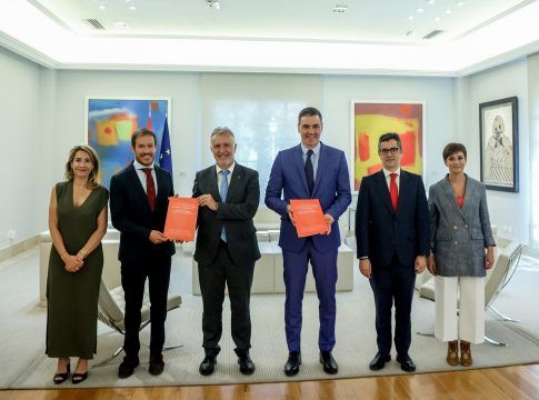 Torres se reúne con Pedro Sánchez en La Moncloa y asiste a la Comisión Mixta para la Reconstrucción de La Palma
