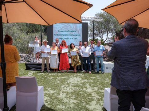 El Colegio de Fisioterapeutas de Canarias suma 55 jubilados honoríficos y rinde honor a los que han colgado las batas tras la pandemia