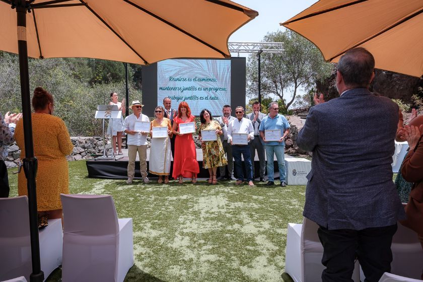 El Colegio de Fisioterapeutas de Canarias suma 55 jubilados honoríficos y rinde honor a los que han colgado las batas tras la pandemia