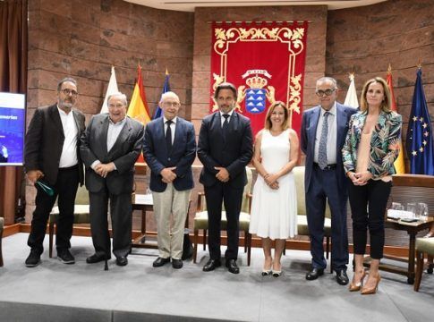 Estos cincuenta años de REF, a reflexión en el Parlamento de Canarias