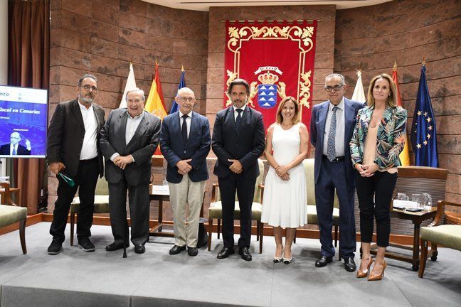 Estos cincuenta años de REF, a reflexión en el Parlamento de Canarias